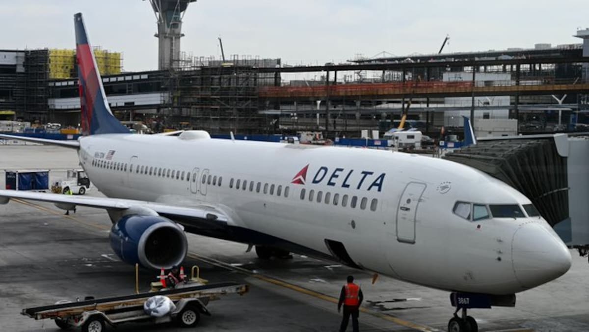 Un avión de Delta tuvo que aterrizar de emergencia en San Pablo, minutos después de despegar. El Airbus A330-300 sufrió una falla que generó llamas en la turbina izquierda y un incendio en el pastizal del aeropuerto.
