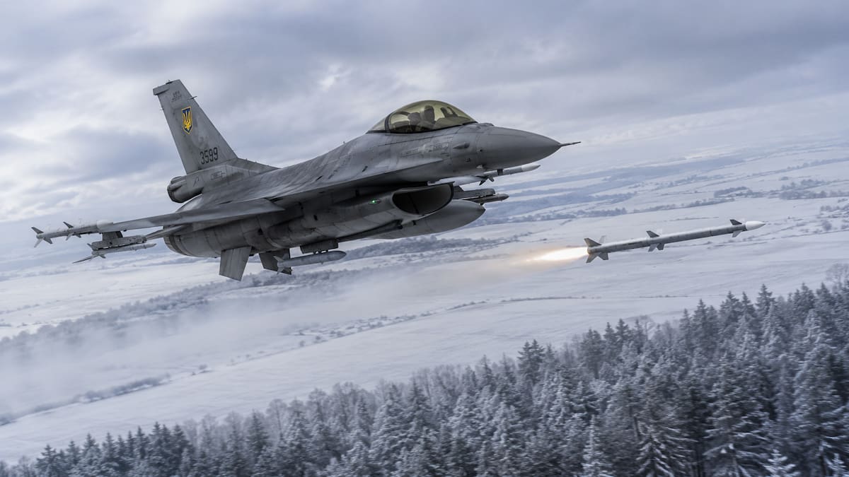 Un Avión F-16 fighting falcon ucraniano escapa de un misil ruso en medio de un patrullaje.