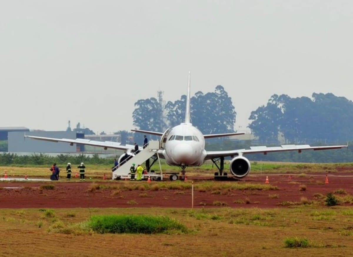 Un avión de Latam Brasil se salió de la pista este lunes 31 de agosto al aterrizar en el aeropuerto de Cascavel, en el estado brasileño de Paraná. La aeronave transportaba 145 pasajeros y seis tripulantes, quienes lograron desembarcar de manera segura y no se reportaron personas heridas.