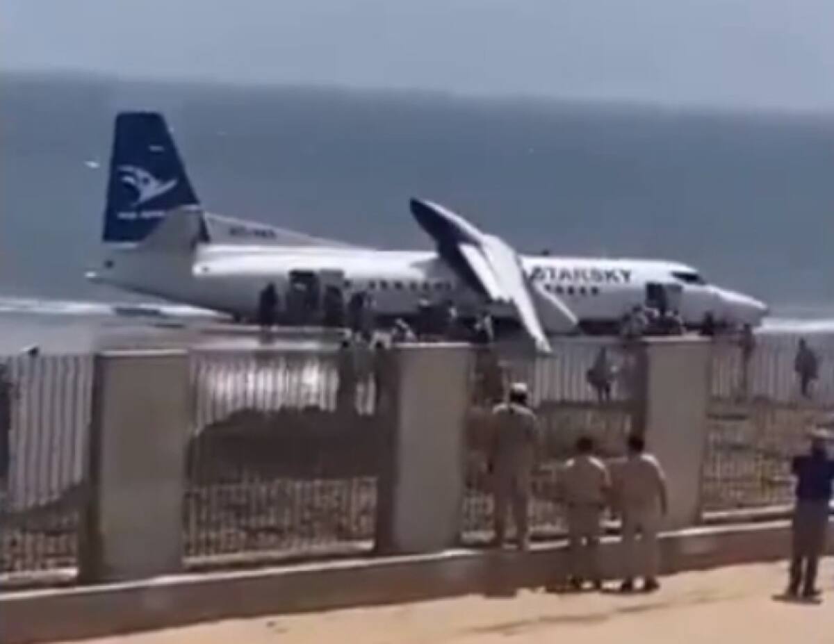 El avión Fokker 50 de la aerolínea somalí Starsky Airline quedó varado en una playa cercana al Aeropuerto Internacional Aden Adde tras salirse de la pista durante un aterrizaje de emergencia.