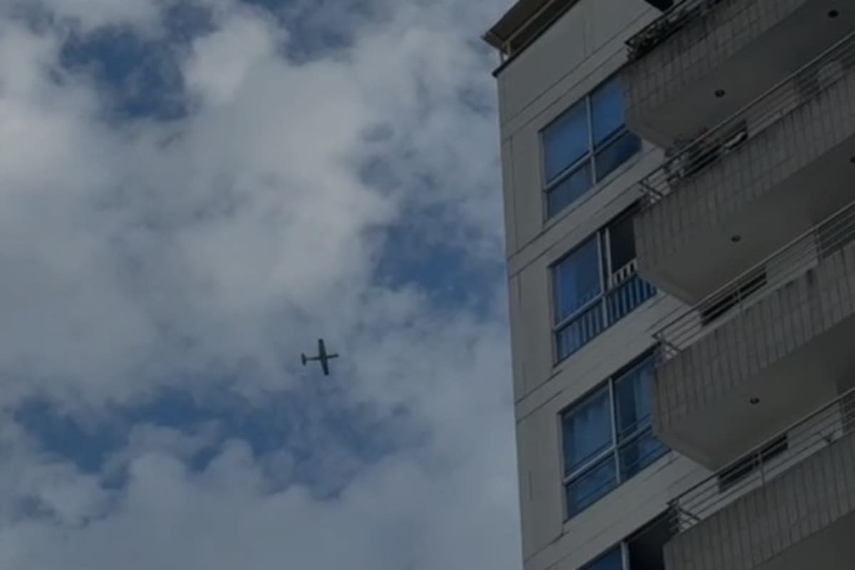 Aeronaves militares sobrevolaron Bucaramanga y su área metropolitana. Esta vez fueron dos aviones A-29B Super Tucano de la Fuerza Aeroespacial Colombiana, cuyo paso volvió a generar sorpresa entre los ciudadanos en medio de los operativos de seguridad desplegados para las elecciones presidenciales de este domingo.