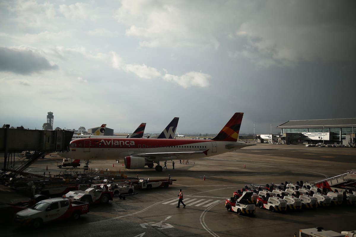 Aeronáutica Civil actualiza directrices para el transporte de bancos de energía y baterías de litio en vuelos. // Foto: Colprensa.
