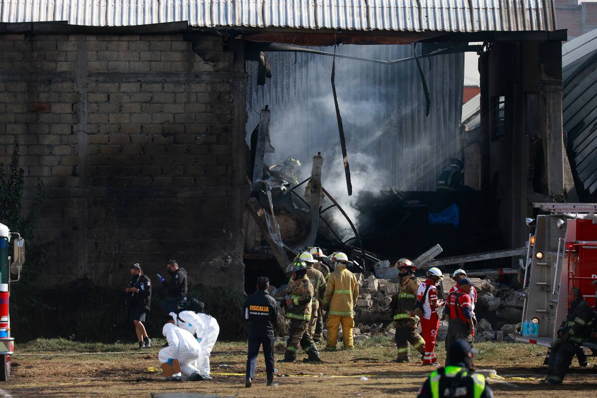 Avioneta cayó en una bodega industrial en el municipio de San Mateo Atenco, en el estado de México.
Foto: EFE/ Felipe Gutiérrez