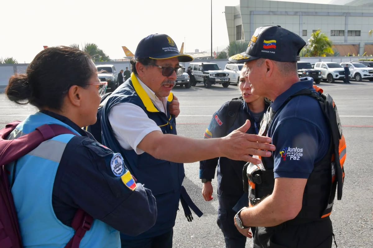 Los rescatistas colombianos comenzarán a operar en las zonas más afectadas por el terremoto. // Colprensa.