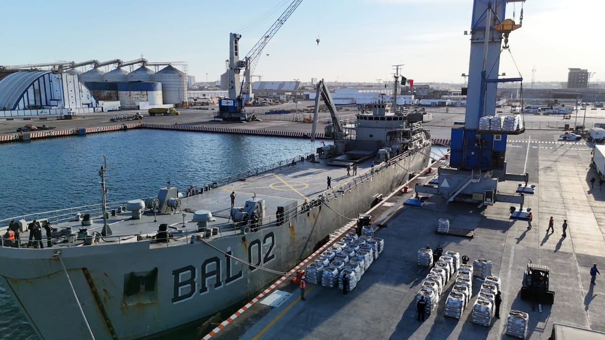 El Gobierno de México informó el envío de más de 814 toneladas de víveres destinados a la población de Cuba a bordo de dos buques de la Marina armada que zarparon del puerto de Veracruz. Fotos: @SRE_mx