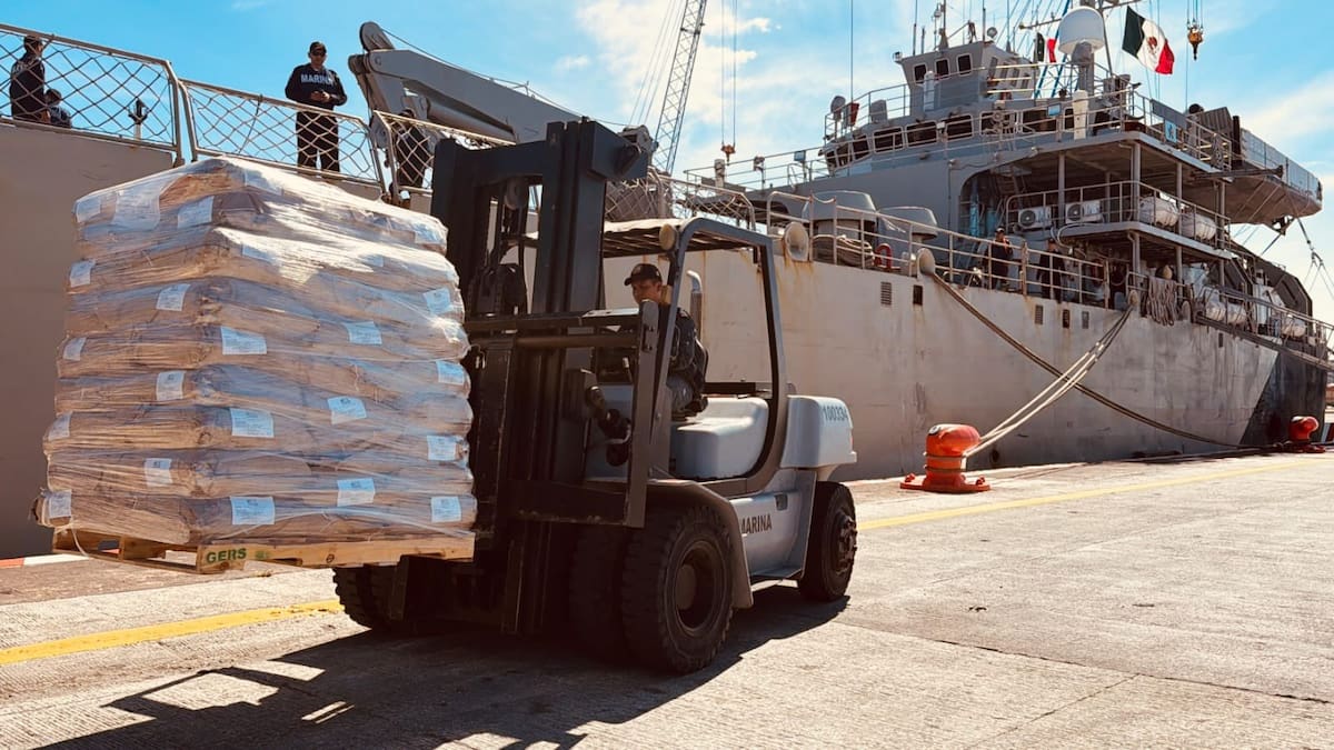 El Gobierno de México informó el envío de más de 814 toneladas de víveres destinados a la población de Cuba a bordo de dos buques de la Marina armada que zarparon del puerto de Veracruz. Fotos: @SRE_mx