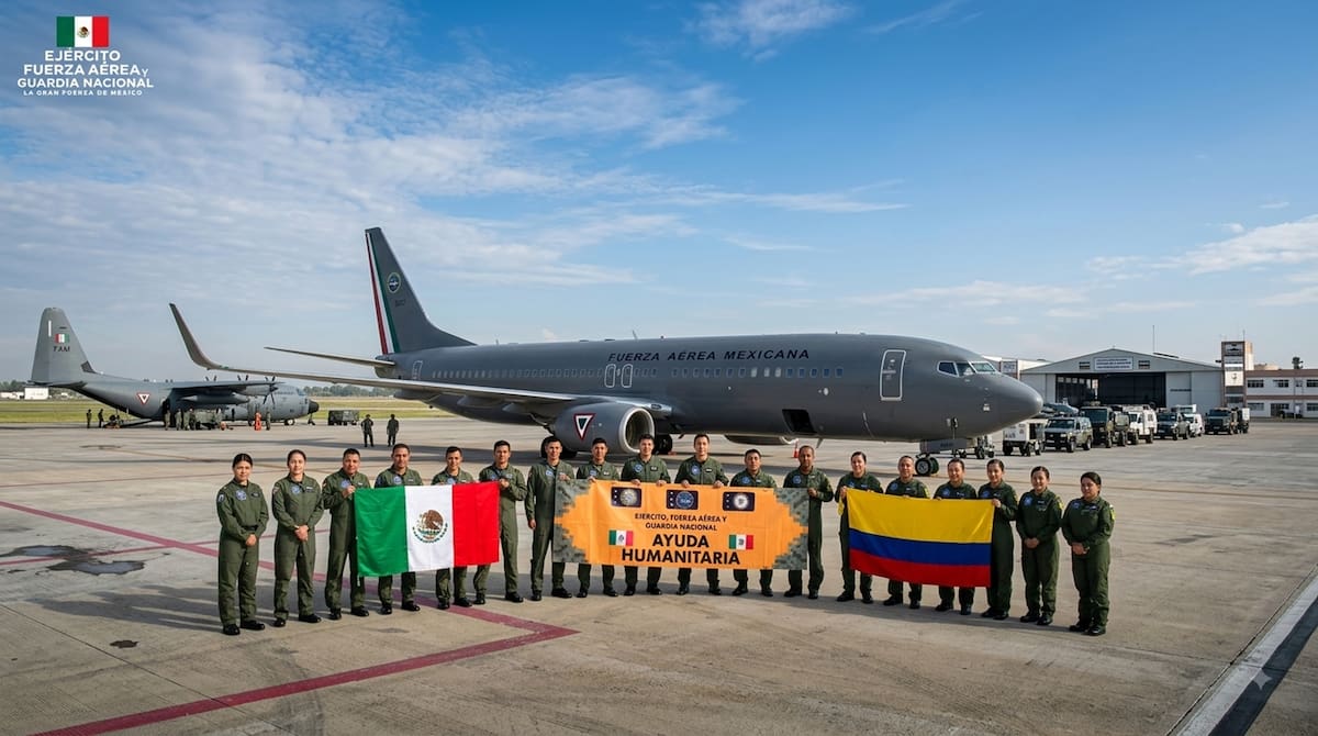 México activó un operativo de emergencia para apoyar a Colombia tras el terremoto. Dos aviones partieron hacia Pereira con 854 despensas, agua, medicamentos y personal militar especializado en asistencia. Foto: @ComandanteFAM