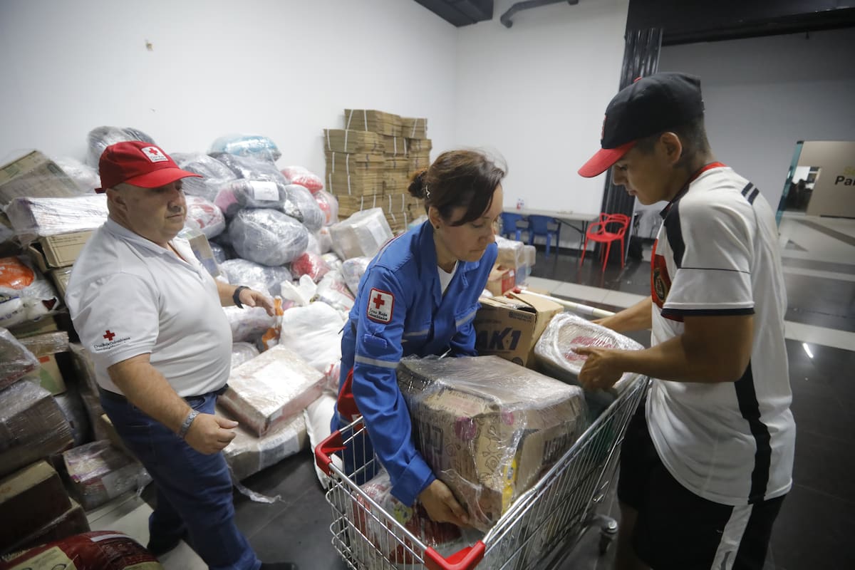 La Cruz Roja coordina desde Bucaramanga la recolección y envío de alimentos, agua, artículos de aseo y comida para mascotas. Foto: Jaime Moreno.