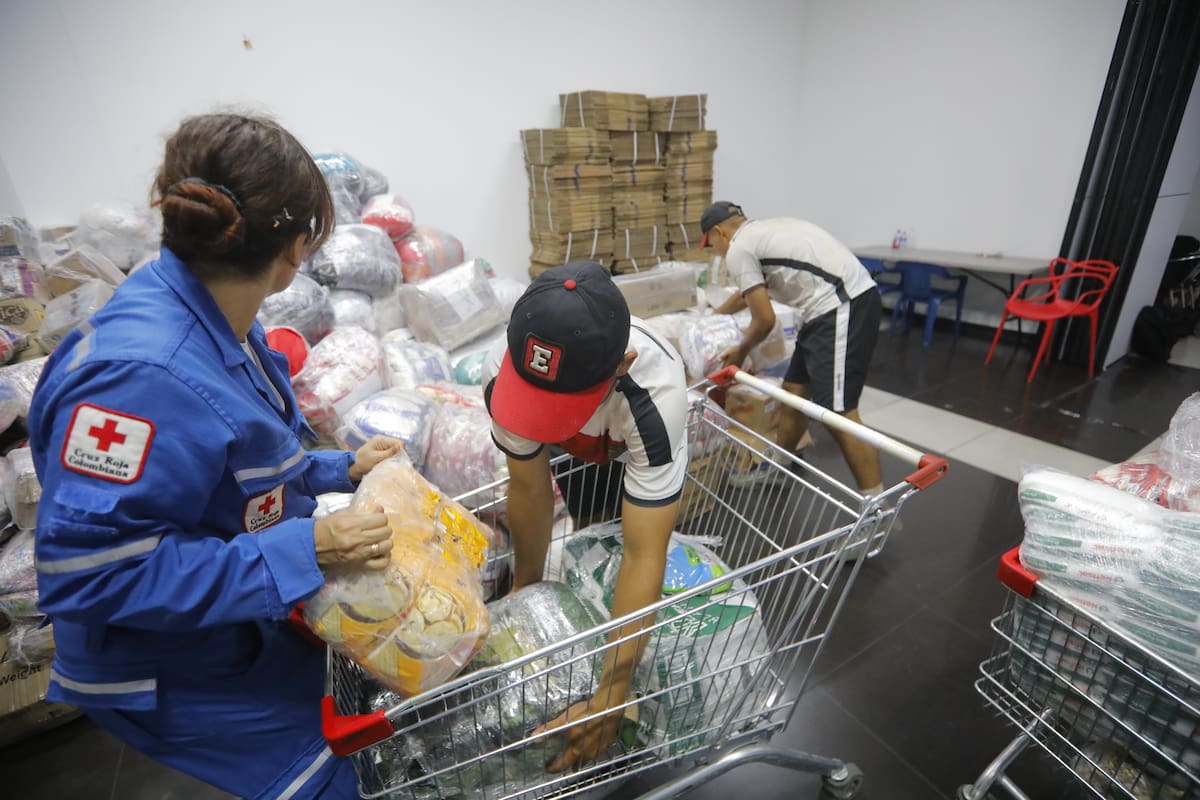 Desde Neomundo, voluntarios de la Cruz Roja clasifican hasta toneladas de ayudas que serán enviadas a las familias afectadas por el terremoto en Colombia. Foto: Jaime Moreno.