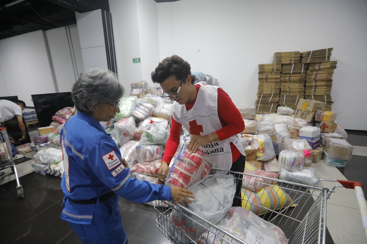 Decenas de voluntarios trabajan desde Bucaramanga para convertir las donaciones de los santandereanos en alimentos y kits de ayuda. Foto: Jaime Moreno.
