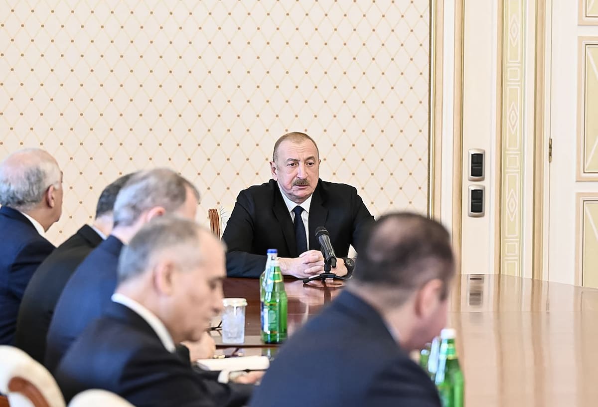 BAKU (Azerbaijan), 05/03/2026.- A handout photo made available by the Azerbaijan Presidential Press Service shows Azerbaijan President Ilham Aliyev (C) chairing a meeting of the country's Security Council in connection with the attack on Nakhchivan Airport by Iranian-initiated drones, in Baku, Azerbaijan, 05 March 2026. According to Azerbaijan's Foreign Ministry, a drone launched from Iranian territory exploded on a Nakhchivan Airport terminal. (Azerbaiyán) EFE/EPA/AZERBAIJAN PRESIDENTIAL PRESS SERVICE/HANDOUT HANDOUT EDITORIAL USE ONLY/NO SALES