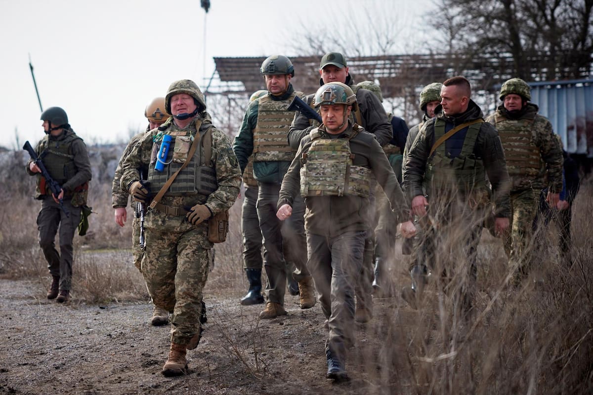 El presidente ucraniano Volodymyr Zelensky (centro) durante una visita el pasado jueves a la línea del frente no lejos de la ciudad de Donetsk, controlada por militantes prorrusos desde 2020. EFE / VANGUARDIA