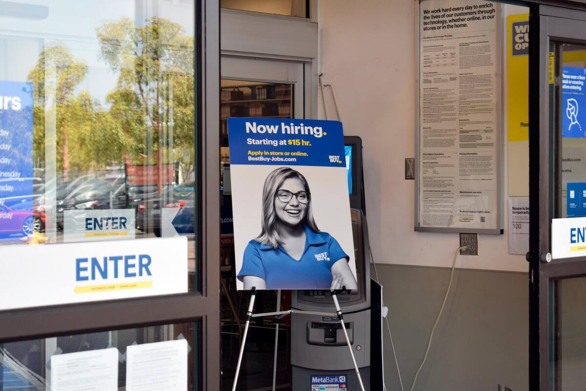 Fotografía del pasado 11 de mayo donde se muestra un cartel de “Se busca personal”, que ofrece 15 dólares la hora, colgado en la fachada de una tienda de electrónica y computación en Los Ángeles, California. (Foto: EFE / VANGUARDIA)
