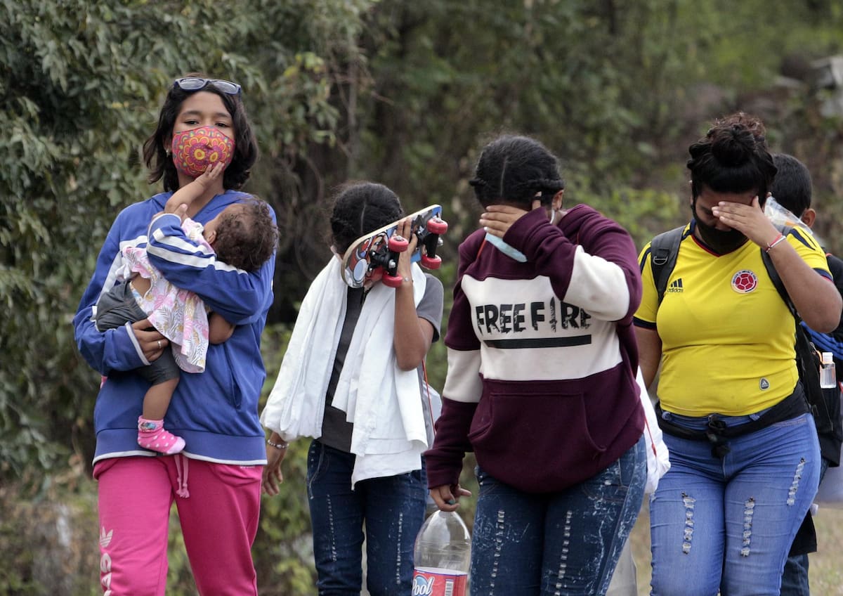 Ciudadanos venezolanos caminan el 16 de febrero de 2021, por una autopista cercana a Cúcuta