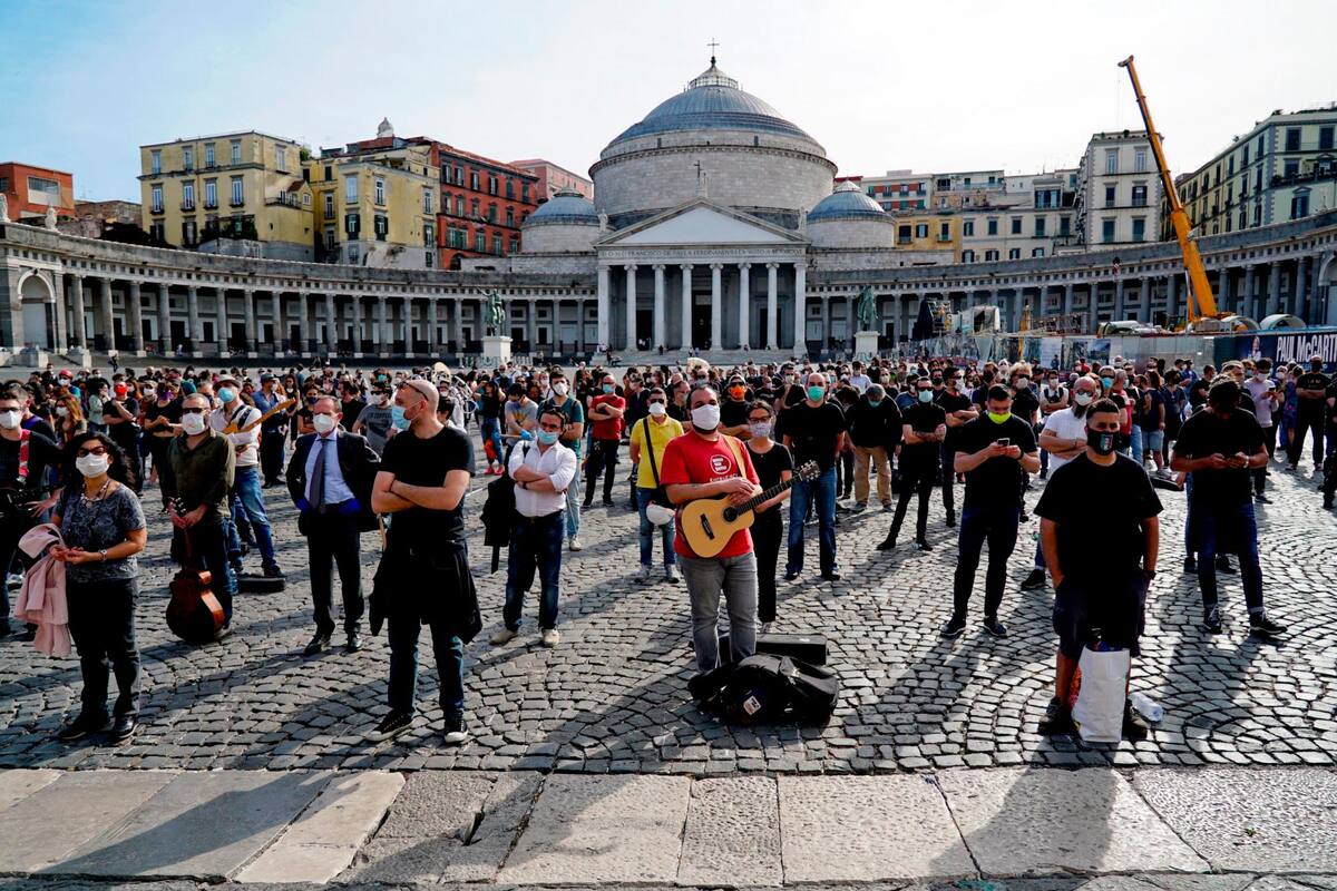 Los trabajadores de la industria de las artes, la música, el entretenimiento y la recreación protestan en la plaza del Plebiscito, en el centro de Nápoles, sur de Italia, se reunieron ayer para llamar la atención del gobierno sobre la crisis que afecta a su sector, que se ha exacerbado por un bloqueo nacional impuesto por la pandemia de la enfermedad por coronavirus. (Foto: EFE / VANGUARDIA)