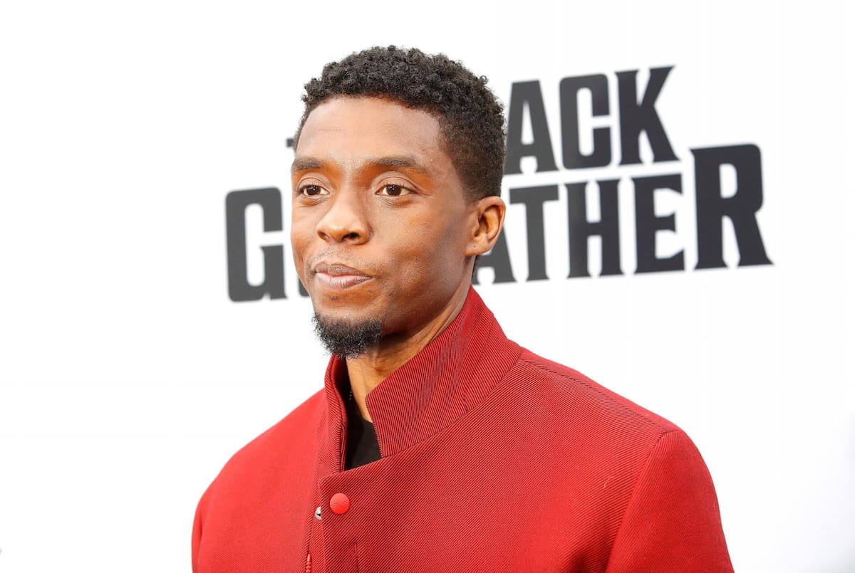 El actor estadounidense Chadwick Boseman posando para los fotógrafos en el preestreno mundial del documental "The Black Godfather" (El padrino negro) en el Teatro Paramount de Los Ángeles, California. EFE/ Nina Prommer