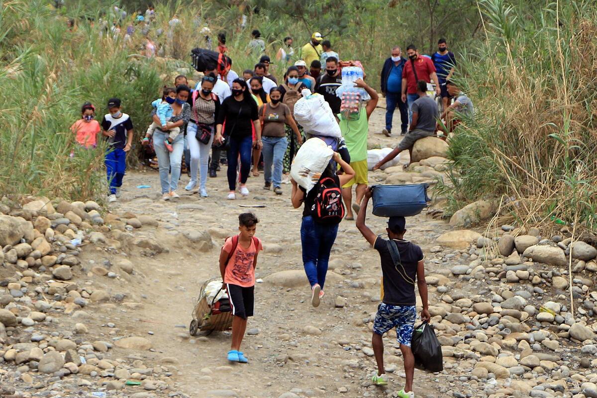 Ciudadanos venezolanos ingresan a Colombia a través de pasos irregulares, el 16 de febrero de 2021, en Cúcuta. En Cúcuta tiene el principal paso fronterizo con Venezuela, allí viven 96.133 de los más de 1,7 millones de migrantes de ese país que se han establecido en Colombia. EFE/ Mario Caicedo