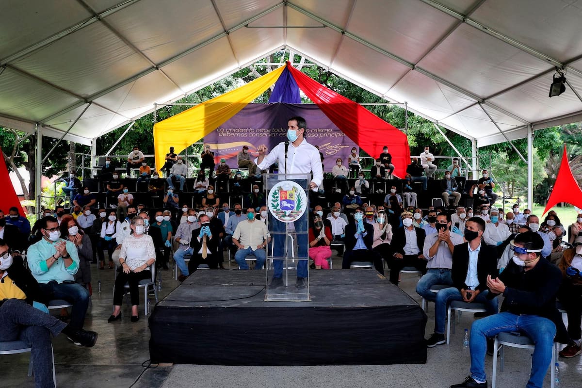 Juan Guaidó ofreció un discurso acompañado de políticos de partidos opositores a Nicolás Maduro, ayer en Caracas. Unos 37 partidos mayoritarios de la oposición venezolana ratificaron que no participarán en los comicios de diciembre. (Foto: EFE / VANGUARDIA)