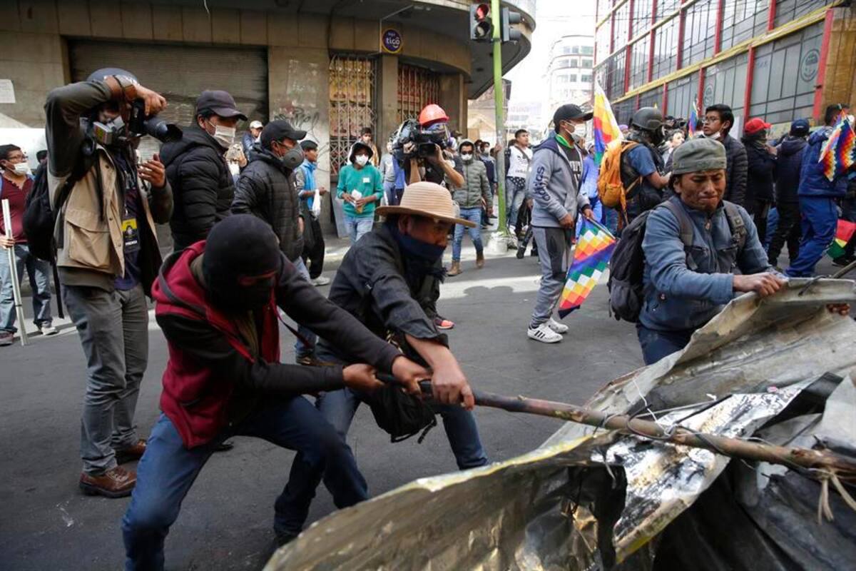 Manifestantes se enfrentan a la policía boliviana durante una protesta contra el Gobierno provisional del país este viernes, en el centro de La Paz (Bolivia). Foto: EFE
