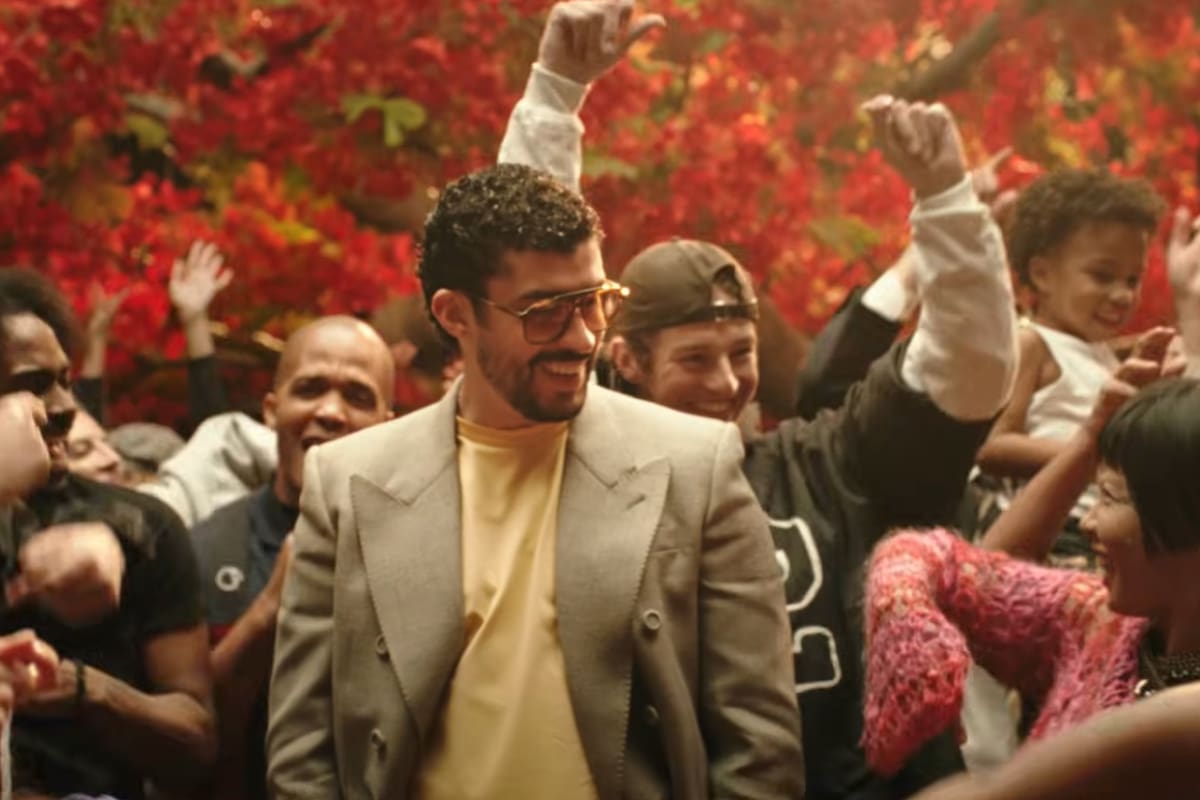 Bad Bunny baila con vaqueros, bomberos, abuelas y más en el tráiler del adelanto del medio tiempo del SuperBowl de 2026.