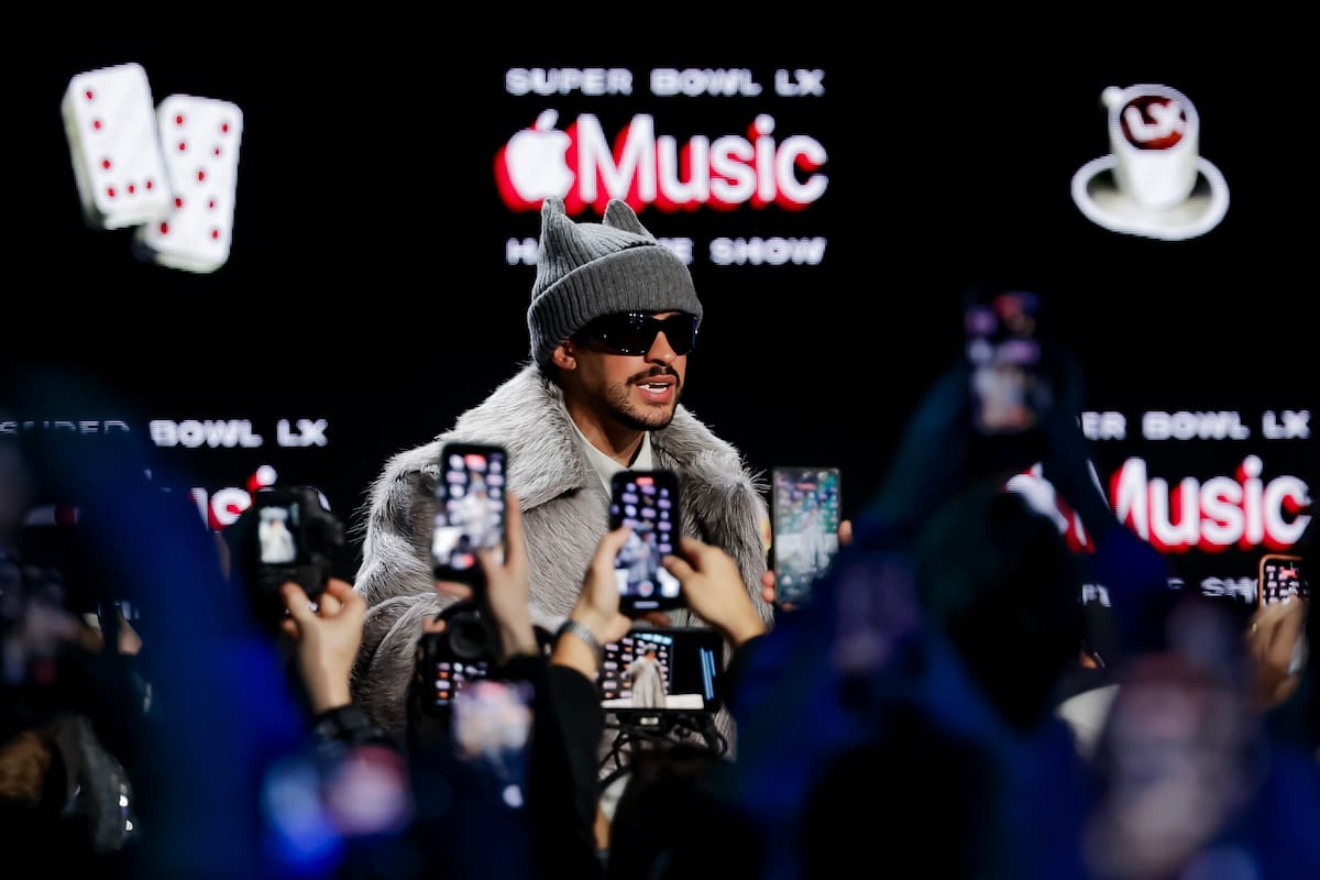Bad Bunny observa durante la conferencia de prensa previa al Super Bowl LX y el espectáculo de medio tiempo de Apple Music en el Centro de Convenciones Moscone en San Francisco, California, EE. UU., el 5 de febrero de 2026. EFE/EPA/John G. Mabanglo