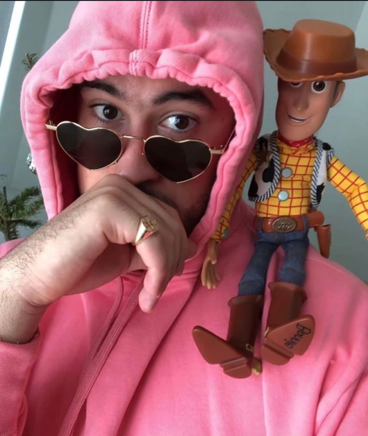 Disney confirmó que Bad Bunny se une al elenco de 'Toy Story 5' como el misterioso 'Pizza con Gafas de Sol'. Además, Alan Cumming se suma a la aventura. ¡Qué ganas de ver esto!