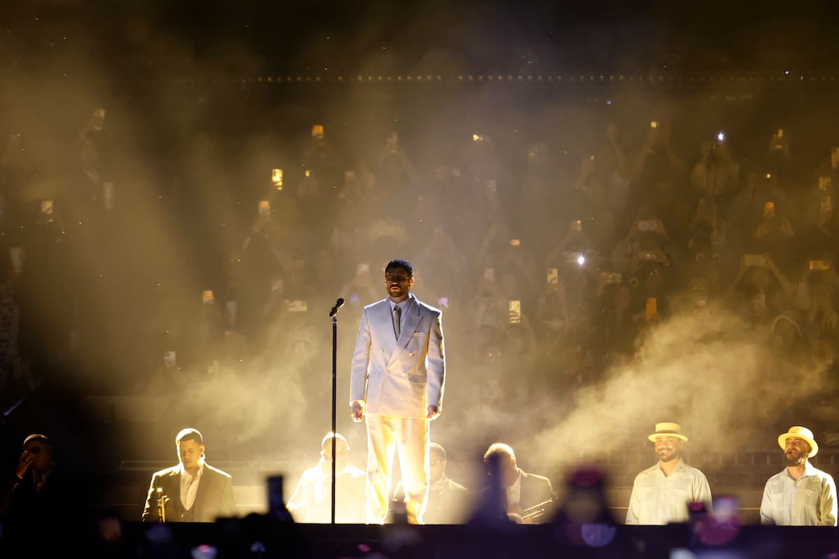 El cantante puertorriqueño Bad Bunny se presenta en un concierto en el marco de su gira internacional Debí tomar más fotos este miércoles, en Ciudad de México (México). Miles de fanáticos mexicanos y extranjeros se dieron cita en la capital mexicana con orejas de rana, sombreros de paja, flores en el cabello y atuendos tropicales para celebrar el primero de ocho conciertos de Bad Bunny en el Estadio GNP Seguros. EFE/ Sáshenka Gutiérrez
