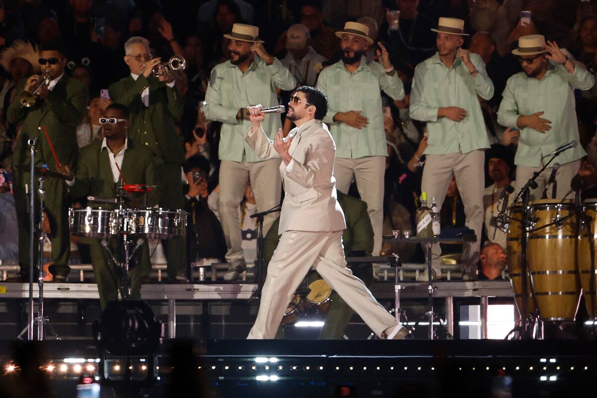 El cantante puertorriqueño Bad Bunny se presenta en un concierto en el marco de su gira internacional Debí tomar más fotos este miércoles, en Ciudad de México (México). Miles de fanáticos mexicanos y extranjeros se dieron cita en la capital mexicana con orejas de rana, sombreros de paja, flores en el cabello y atuendos tropicales para celebrar el primero de ocho conciertos de Bad Bunny en el Estadio GNP Seguros. EFE/ Sáshenka Gutiérrez