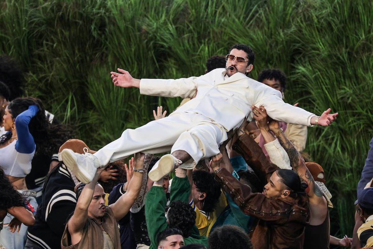 El cantante puertorriqueño Bad Bunny actúa en el espectáculo de medio tiempo del Super Bowl LX entre los New England Patriots y los Seattle Seahawks este domingo, en el Levi's Stadium de Santa Clara, California, (EE.UU.).