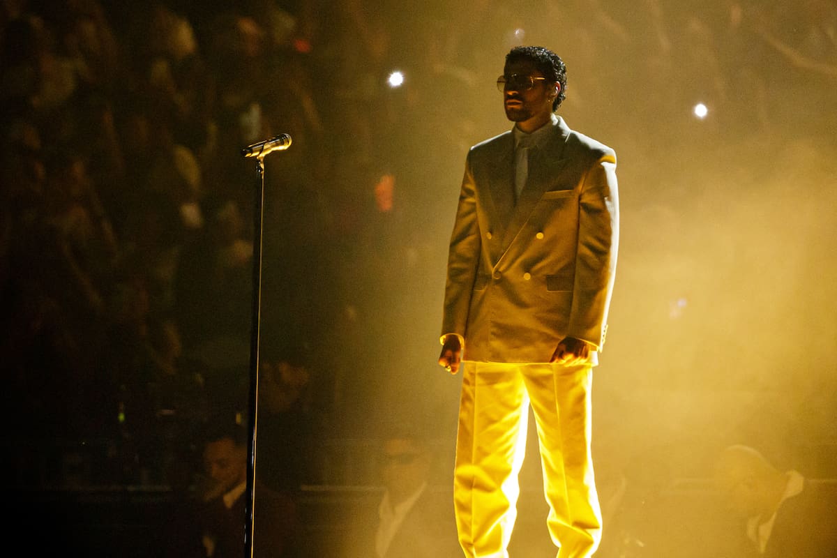 El cantante puertorriqueño Bad Bunny se presenta durante un concierto de su gira mundial 'Debí tirar más fotos' este viernes, en el Estadio Nacional en Lima (Perú). EFE/ Sebastián Blanco