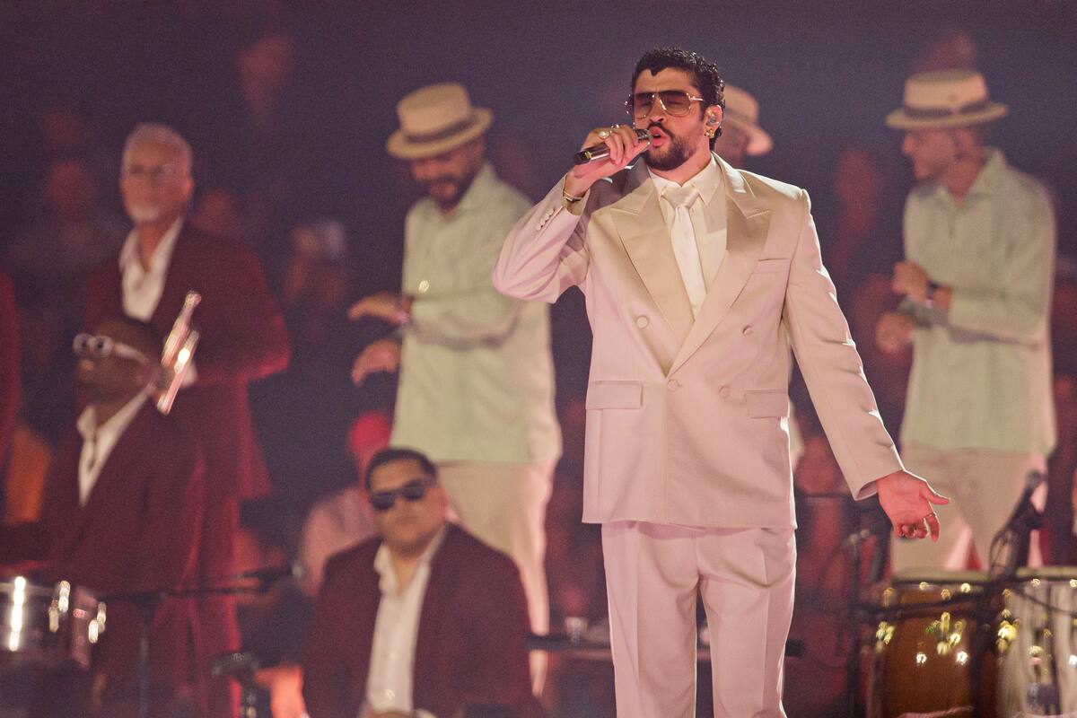 El cantante puertorriqueño Bad Bunny se presenta durante un concierto de su gira mundial 'Debí tirar más fotos' este viernes, en el Estadio Nacional en Lima.