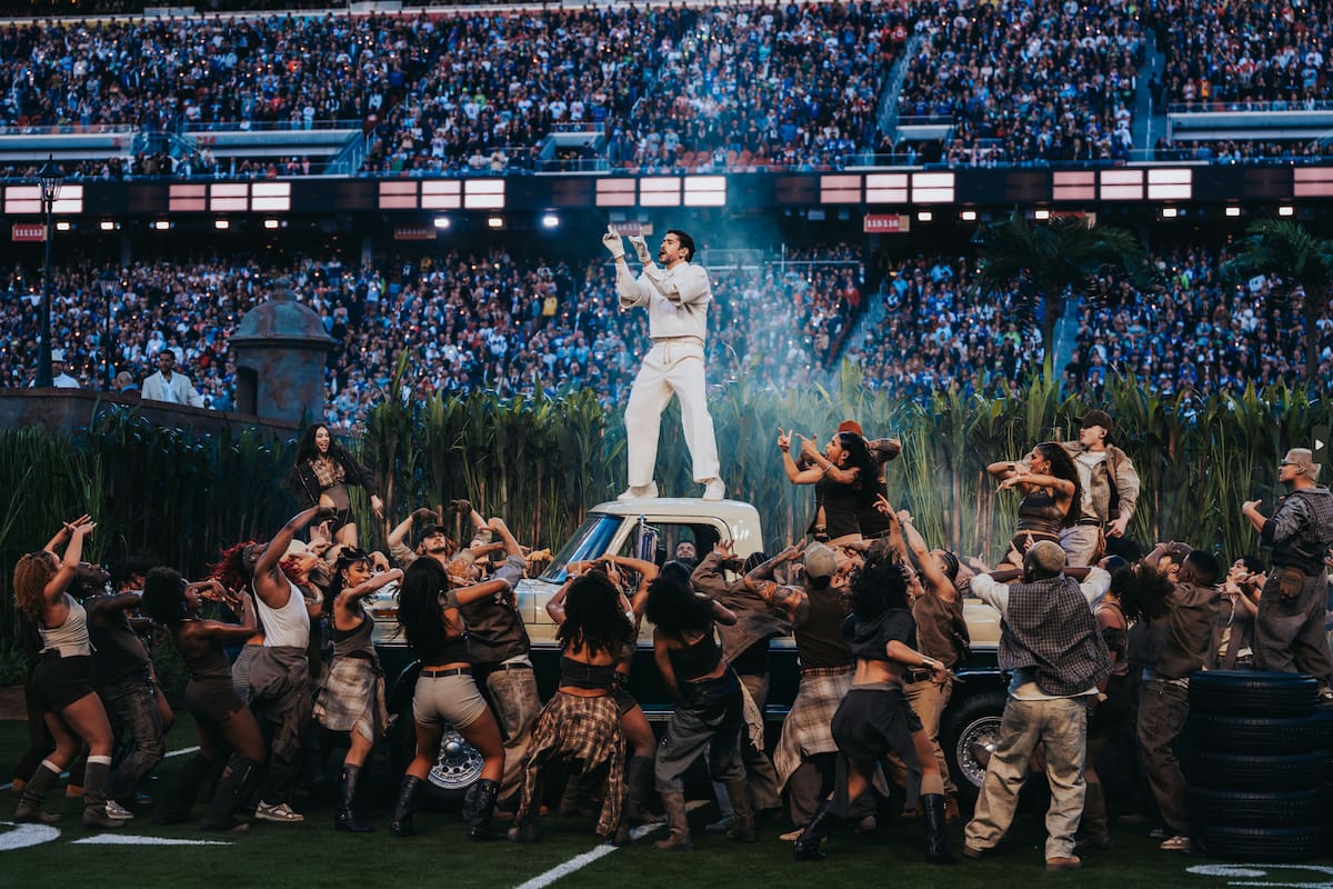 El cantante puertorriqueño Bad Bunny durante su actuación en el descanso del Super Bowl en Santa Clara, California, Estados Unidos. El conjunto blanco con el que la estrella puertorriqueña Bad Bunny actuó en el descanso del Super Bowl fue diseñado por la marca española Zara, según informó este domingo la revista Vogue. EFE/Acoustyle / SOLO USO EDITORIAL/SOLO DISPONIBLE PARA ILUSTRAR LA NOTICIA QUE ACOMPAÑA (CRÉDITO OBLIGATORIO)