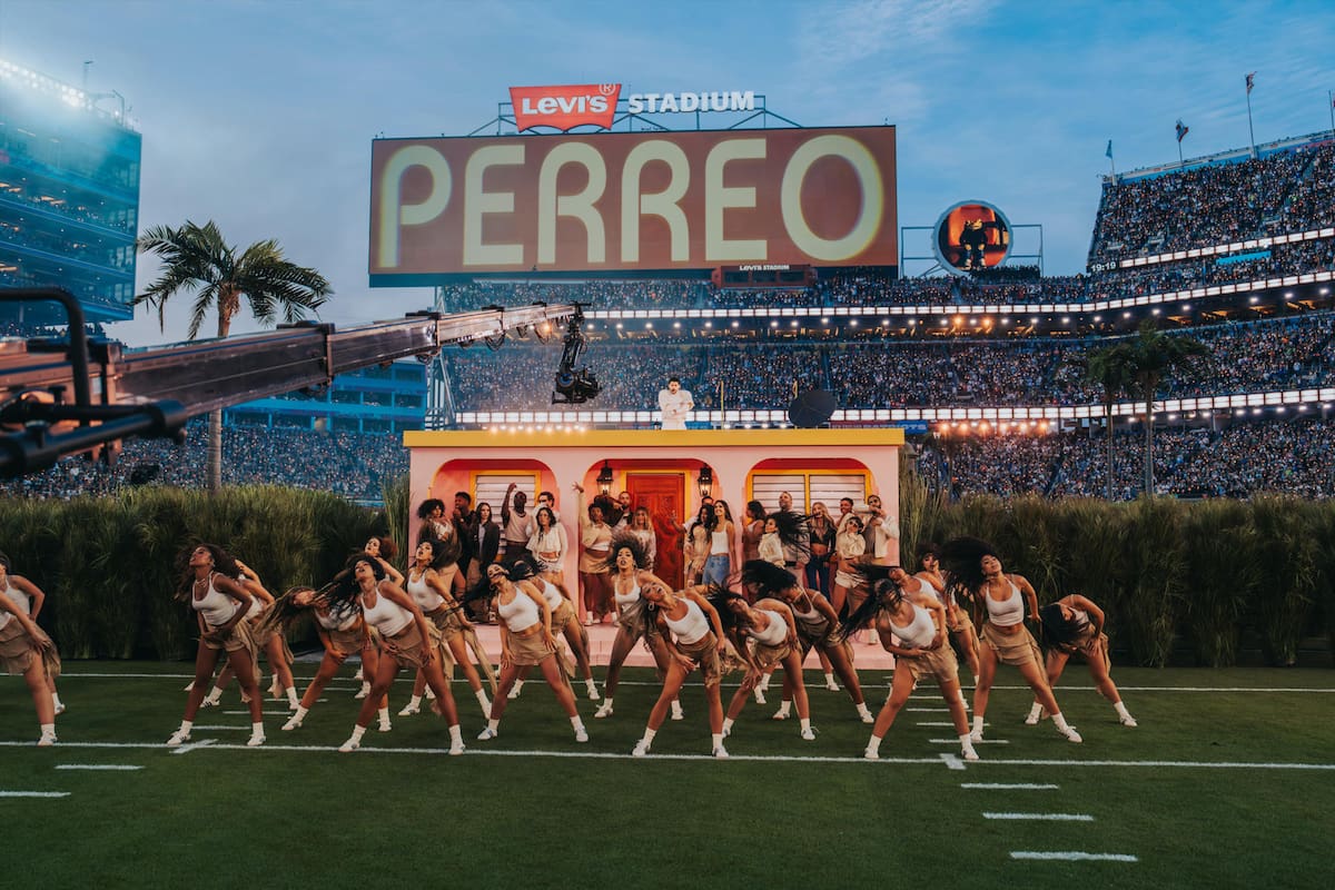 Bad Bunny vistió un conjunto diseñado por Zara durante el espectáculo del Super Bowl. | EFE.