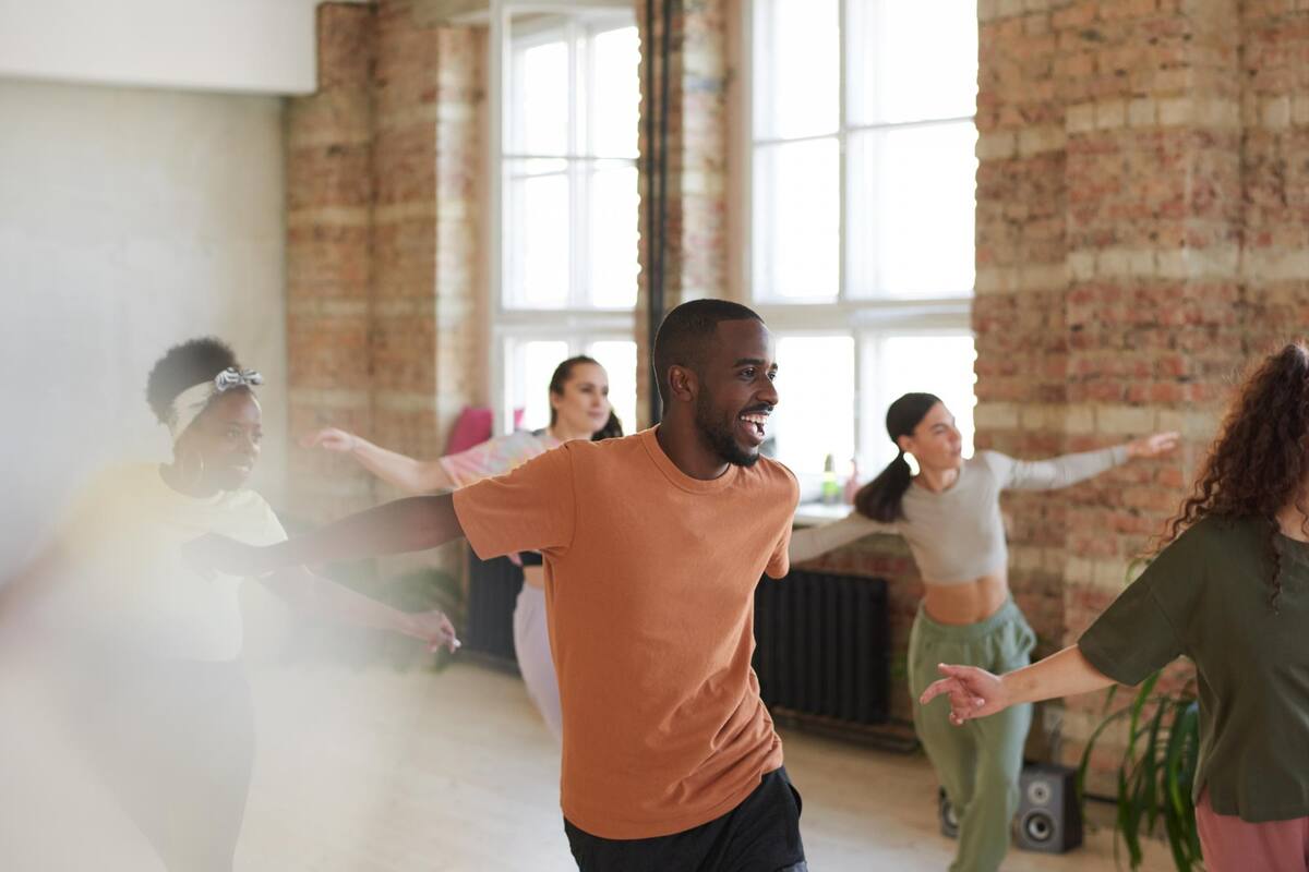 La combinación de movimiento, música y expresión artística crea una experiencia holística que nutre tanto el cuerpo como el alma. || Banco de imágenes gettyimages | VANGUARDIA