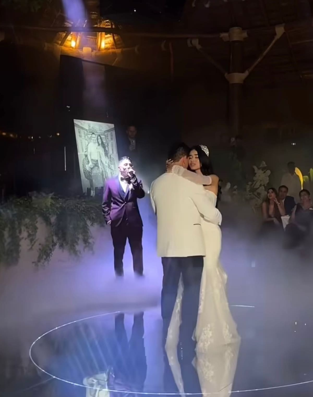 El cantante Jhonny Rivera y la artista Jenny López en Arabia, Risaralda, rodeados de familiares y amigos en una ceremonia cargada de simbolismo y emoción.
Foto tomada de : Pantallazo de video de Instagram