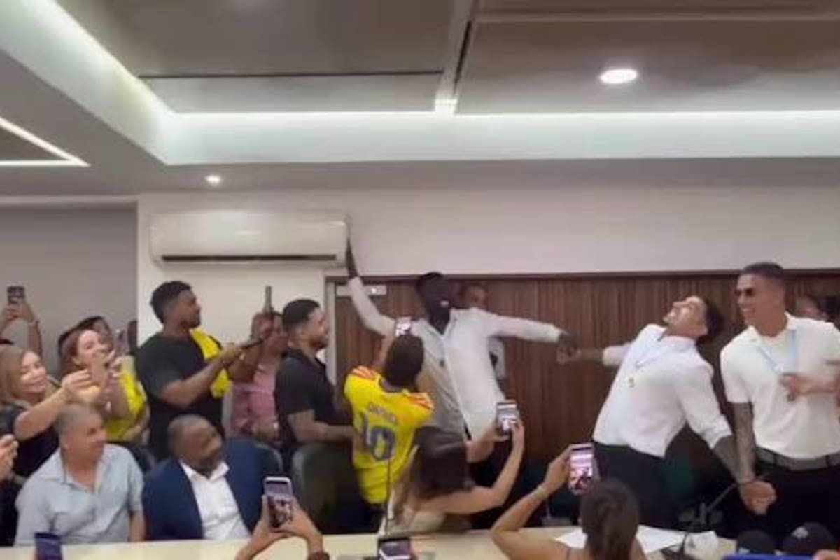Johan Mojica puso a bailar a la gobernadora Dilian Francisca Toro durante el reconocimiento a los cracks de la @FCFSeleccionCol en la Gobernación del Valle. ¡Qué momento!