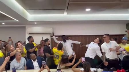 Video viral: Johan Mojica puso a bailar a la Gobernadora del Valle en medio de un homenaje