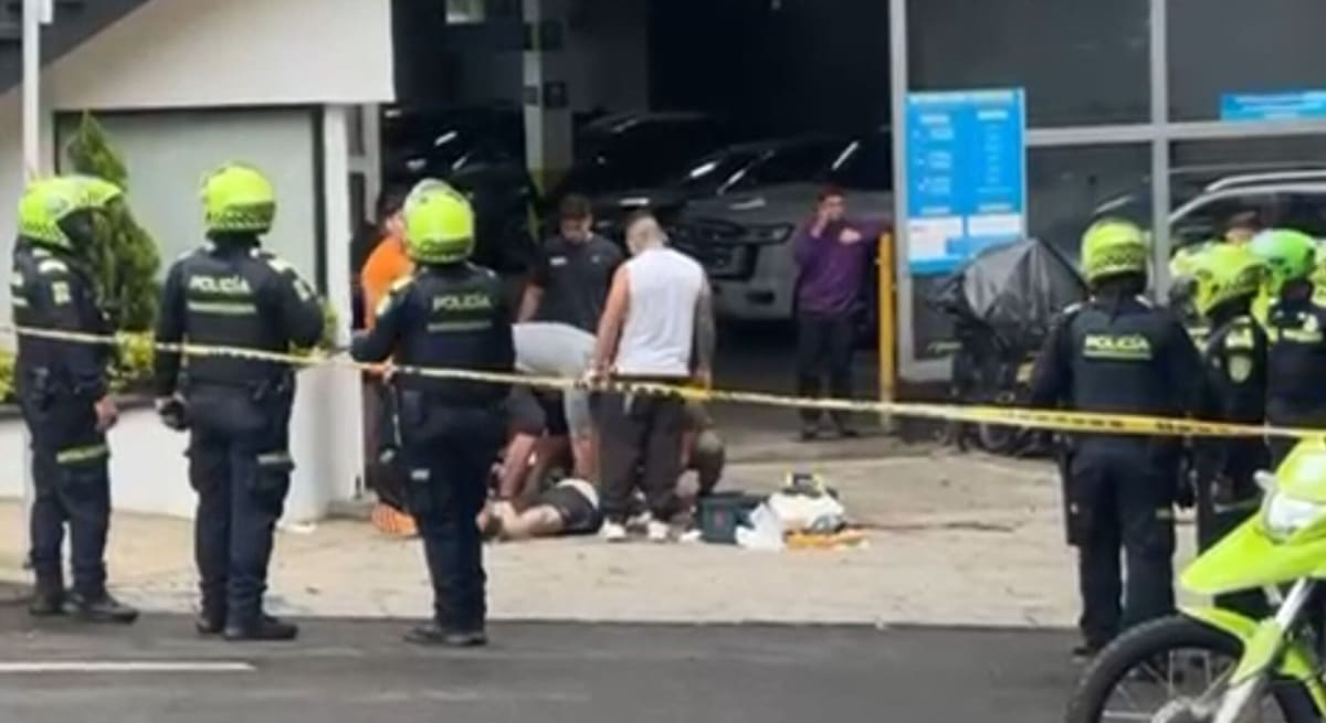 Autoridades acordonaron la zona de la calle 85 con carrera Séptima, en el norte de Bogotá, tras el asesinato del empresario Gustavo Aponte y su escolta.