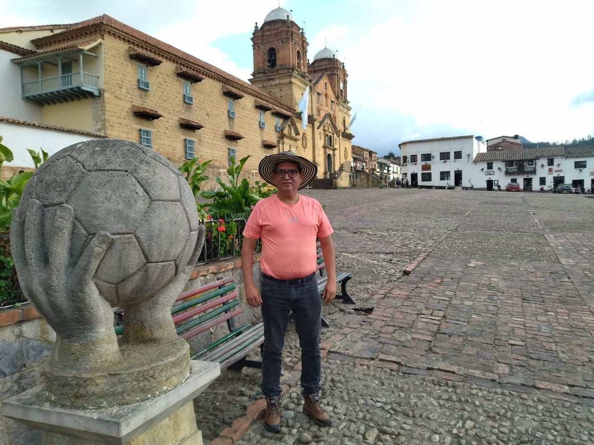 En Monguí, Boyacá, el fútbol también se cuenta a través del arte. En la plaza principal destacan una escultura de una abuela cosedora y un monumento de dos manos sosteniendo un balón, homenajes a las generaciones de artesanos que han convertido a este municipio en la capital colombiana del balón. Más que adornos urbanos, estas obras representan la identidad, el trabajo y la tradición que han marcado la historia del pueblo durante más de 90 años.