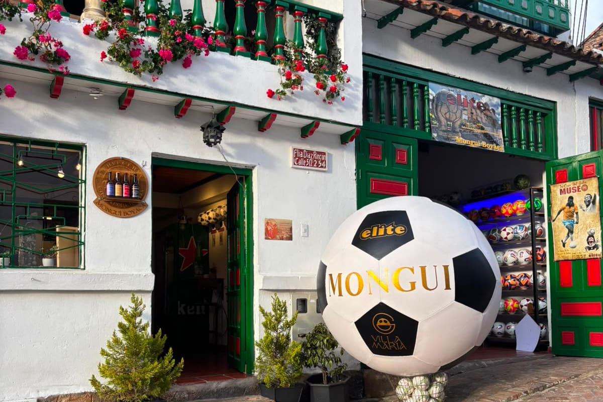 Lejos de los estadios profesionales, decenas de familias boyacenses mantienen un oficio que exige paciencia, fuerza y precisión. En Monguí, la fabricación artesanal de balones sigue siendo motor económico, atractivo turístico y símbolo de resistencia frente a la competencia extranjera.