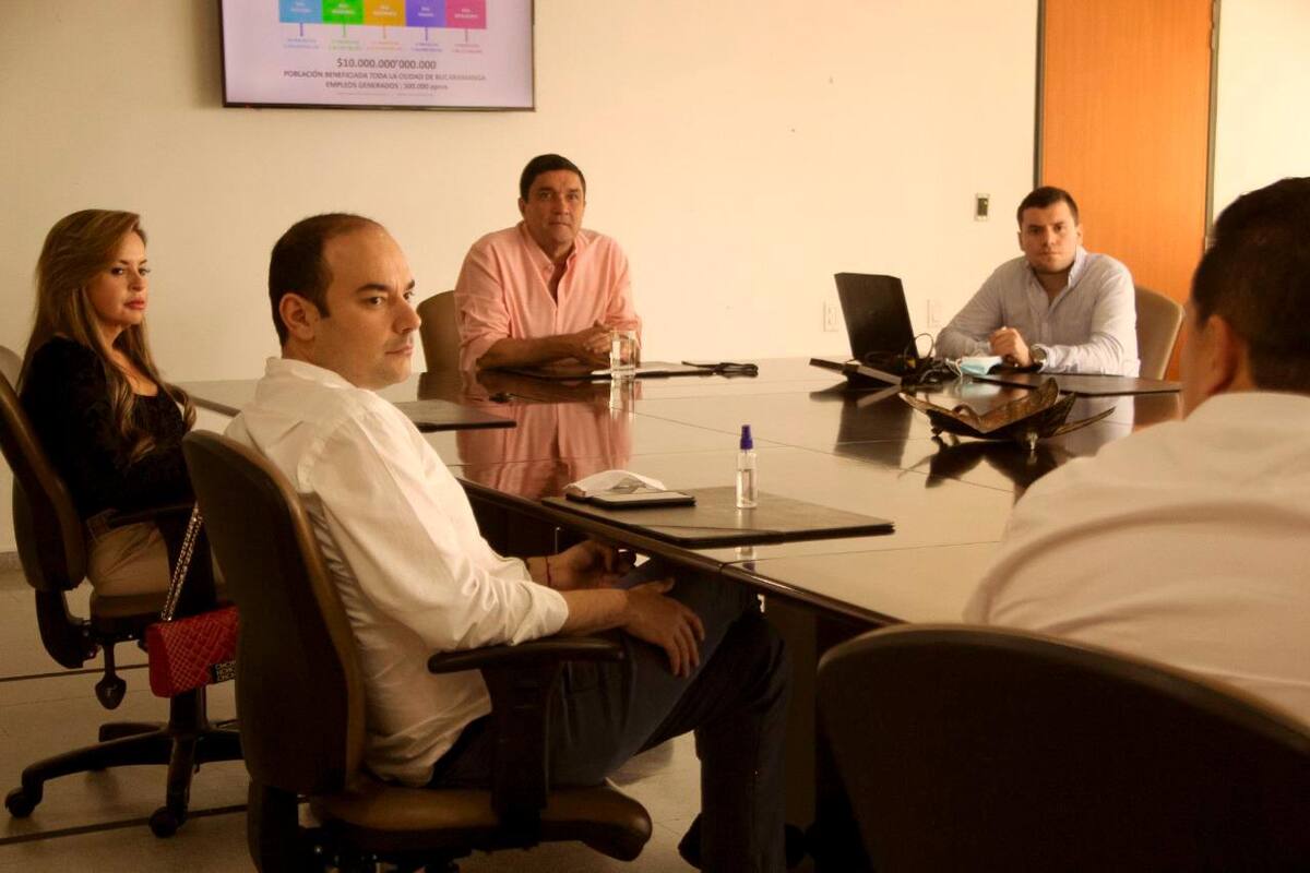 En el quinto piso del Centro Administrativo Municipal, el alcalde Juan Carlos Cárdenas Rey les presentó a algunos miembros de la bancada parlamentaria los proyectos que tiene contemplada su administración para incluir en la Ley ‘BGA 400 años’. Junto a él están los congresistas: Nubia López y Horacio José Serpa, entre otros.