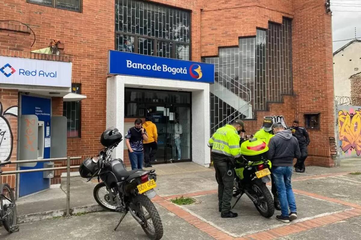 Según testigos presenciales, dos individuos a bordo de una motocicleta se acercaron al banco e intimidaron a la víctima. (Foto: imagen de referencia de archivo / VANGUARDIA)