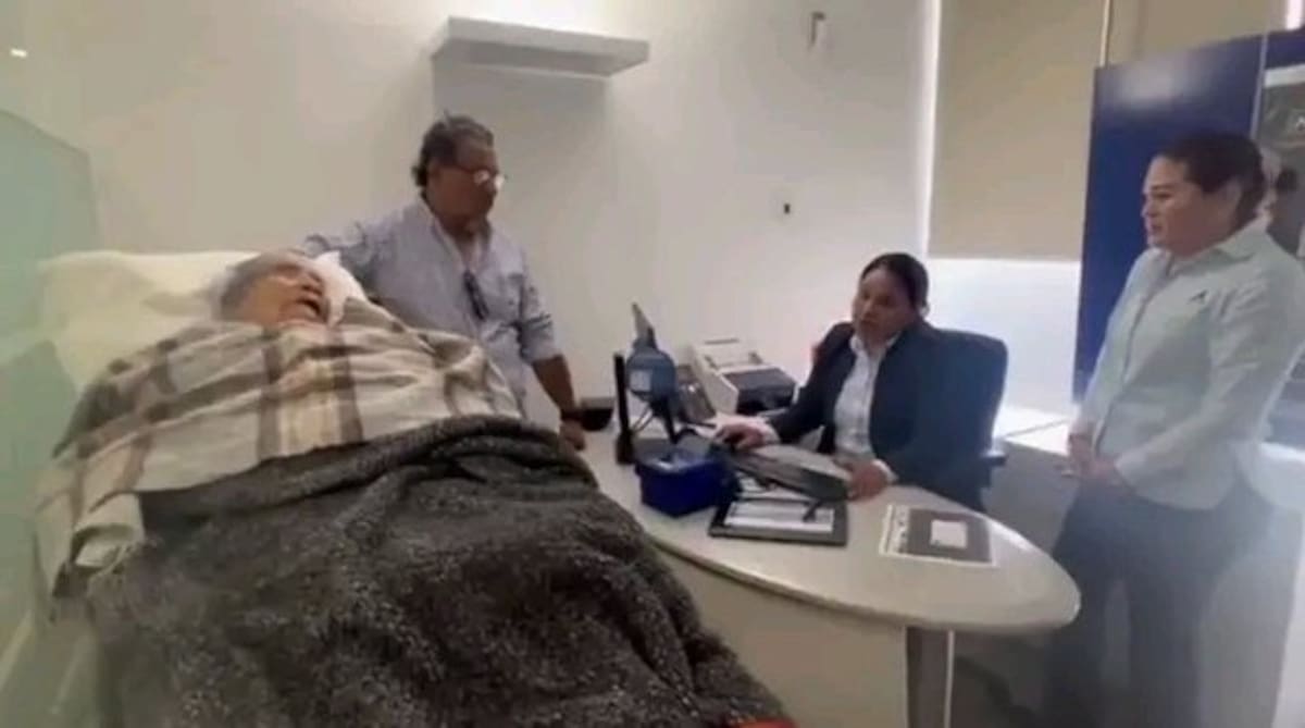 Una mujer de 96 años con movilidad limitada fue obligada a acudir en camilla a una sucursal para cobrar su pensión.