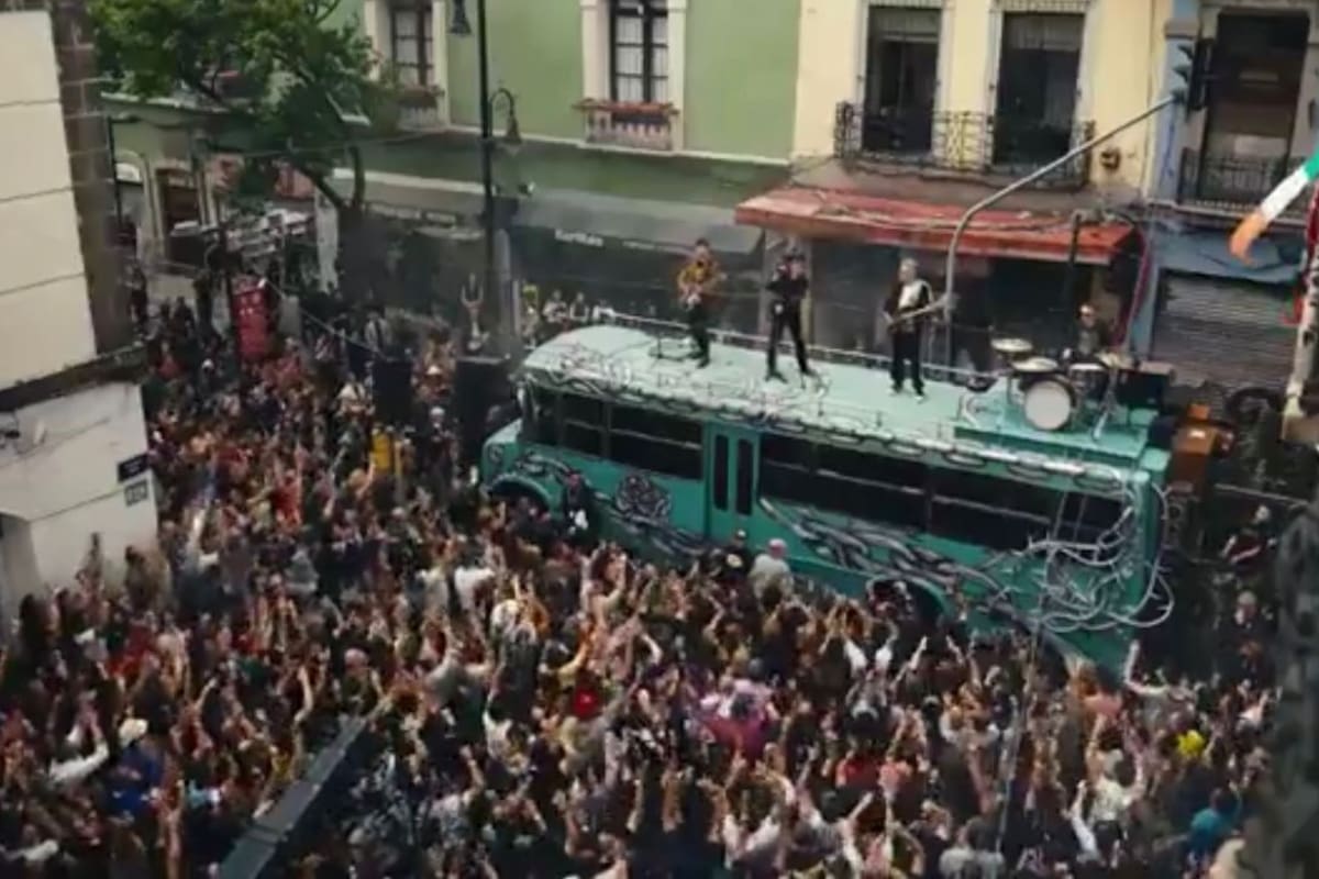 Los integrantes de U2 sorprendieron a cientos de fanáticos durante la grabación del videoclip de “Street of Dreams” en el Centro Histórico de Ciudad de México.
Foto tomada de: Pantallazo de video de X @CentralPuebla
