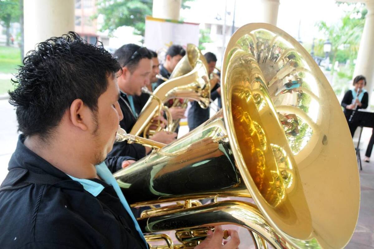 Ayer en la mañana las bandas participantes le dieron vida al Paseo de la Cultura mientras se medían en la primera presentación oficial ante el jurado calificador. (Foto: Édgar Pernett/VANGUARDIA LIBERAL)
