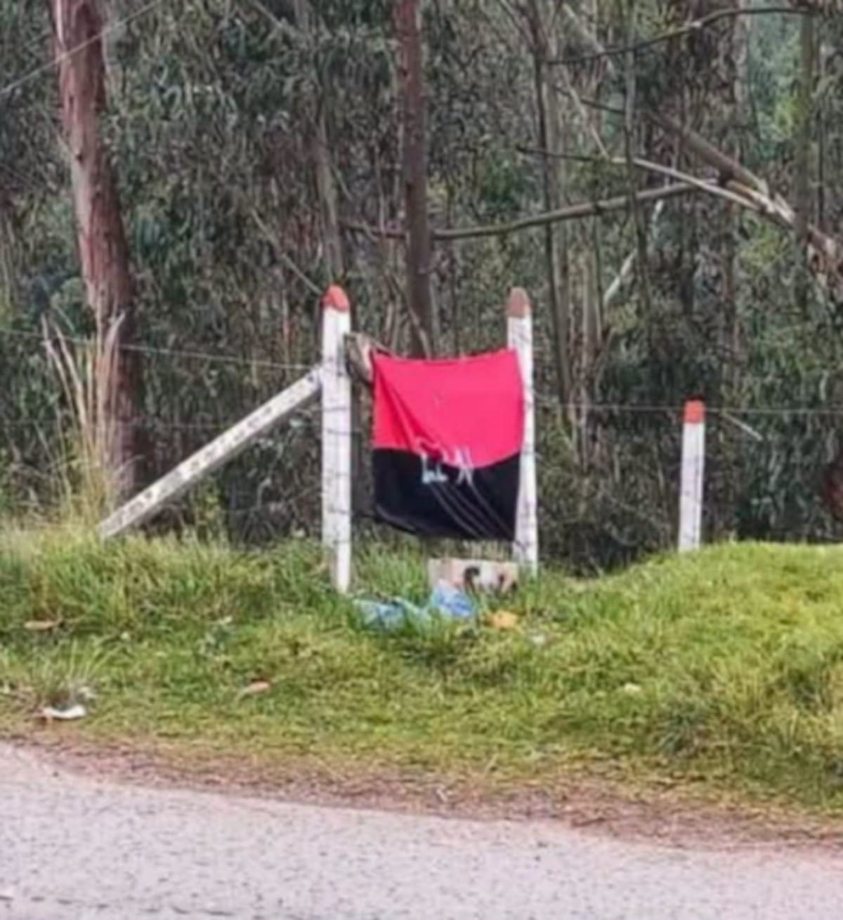 Bandera hallada en la vía Duitama - Charalá.
Foto: redes sociales.