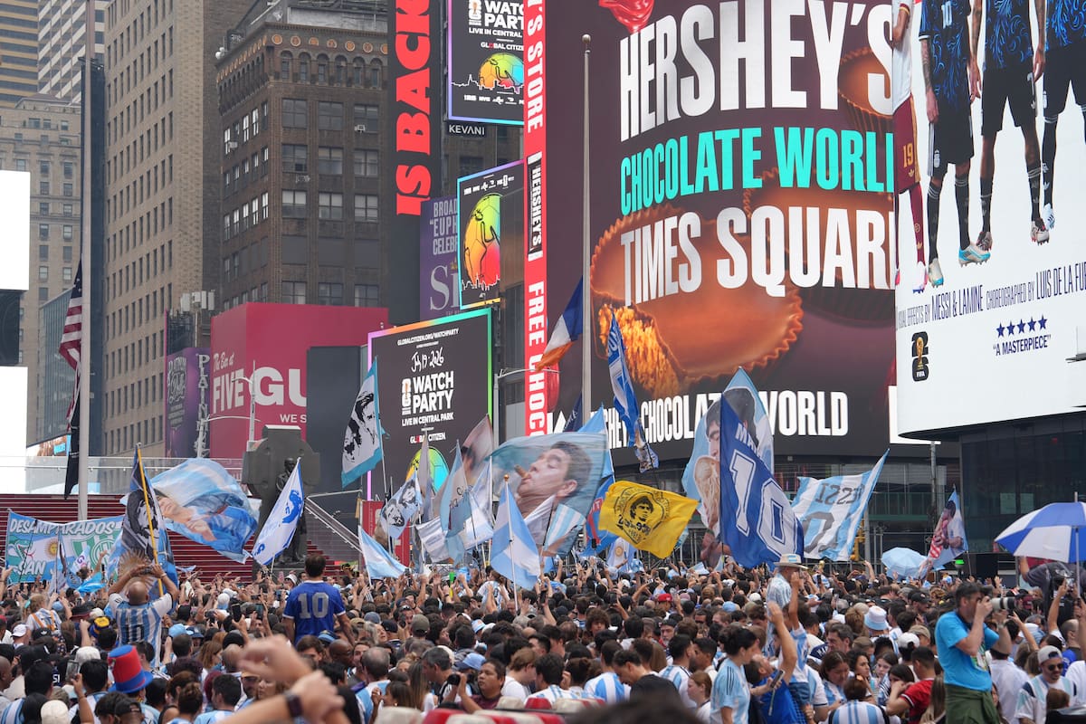 AMDEP8991. NUEVA YORK (ESTADOS UNIDOS), 18/07/2026.- Aficionados de Argentina se reúnen para participar en un banderazo este sábado en Nueva York (Estados Unidos). EFE/ Octavio Guzmán