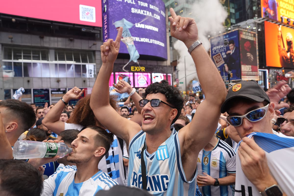 AMDEP8991. NUEVA YORK (ESTADOS UNIDOS), 18/07/2026.- Aficionados de Argentina participan en un banderazo este sábado previo a la final de Mundial de la FIFA 2026 en Nueva York (Estados Unidos). EFE/ Octavio Guzmán