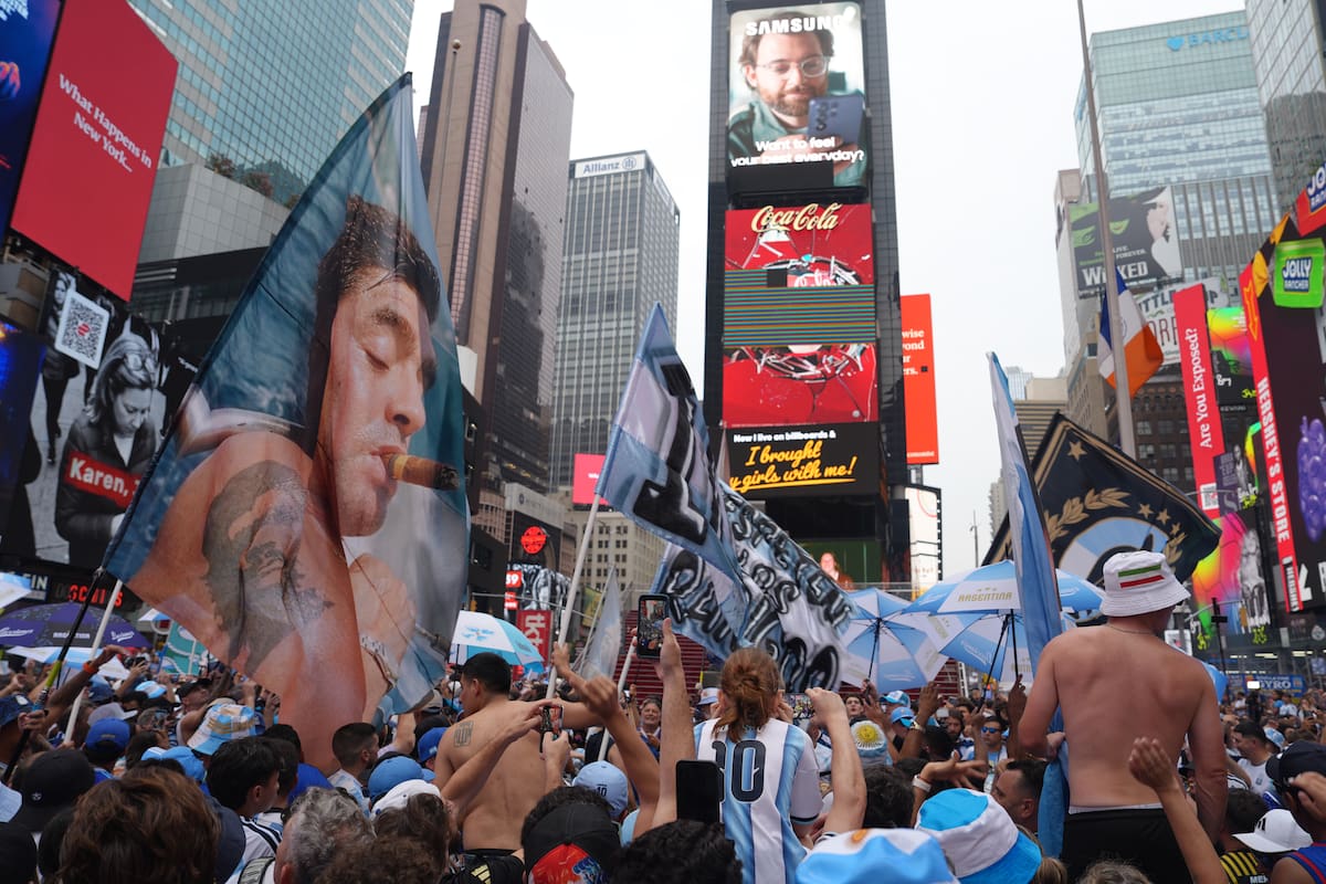 AMDEP8991. NUEVA YORK (ESTADOS UNIDOS), 18/07/2026.- Aficionados de Argentina participan en un banderazo este sábado previo a la final de Mundial de la FIFA 2026 en Nueva York (Estados Unidos). EFE/ Octavio Guzmán