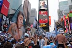 Imágenes: “¡El que no salte es español!”, los argentinos invaden Times Square y sueñan con la cuarta